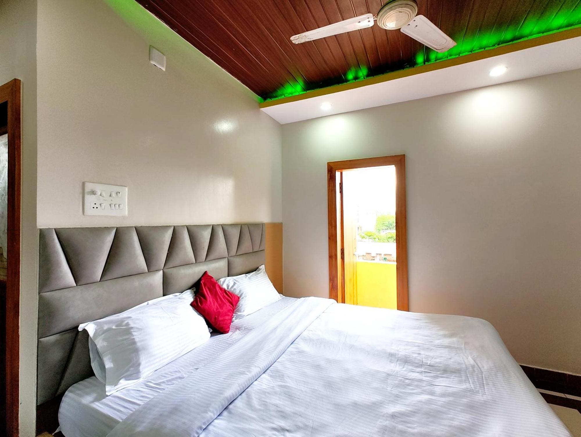 A-shray Swargadwar Near -golden-sea-beach-and Temple-with-lift-wifi-restaurant-parking Facilities-newly Decorated Room-with-prime-location Puri