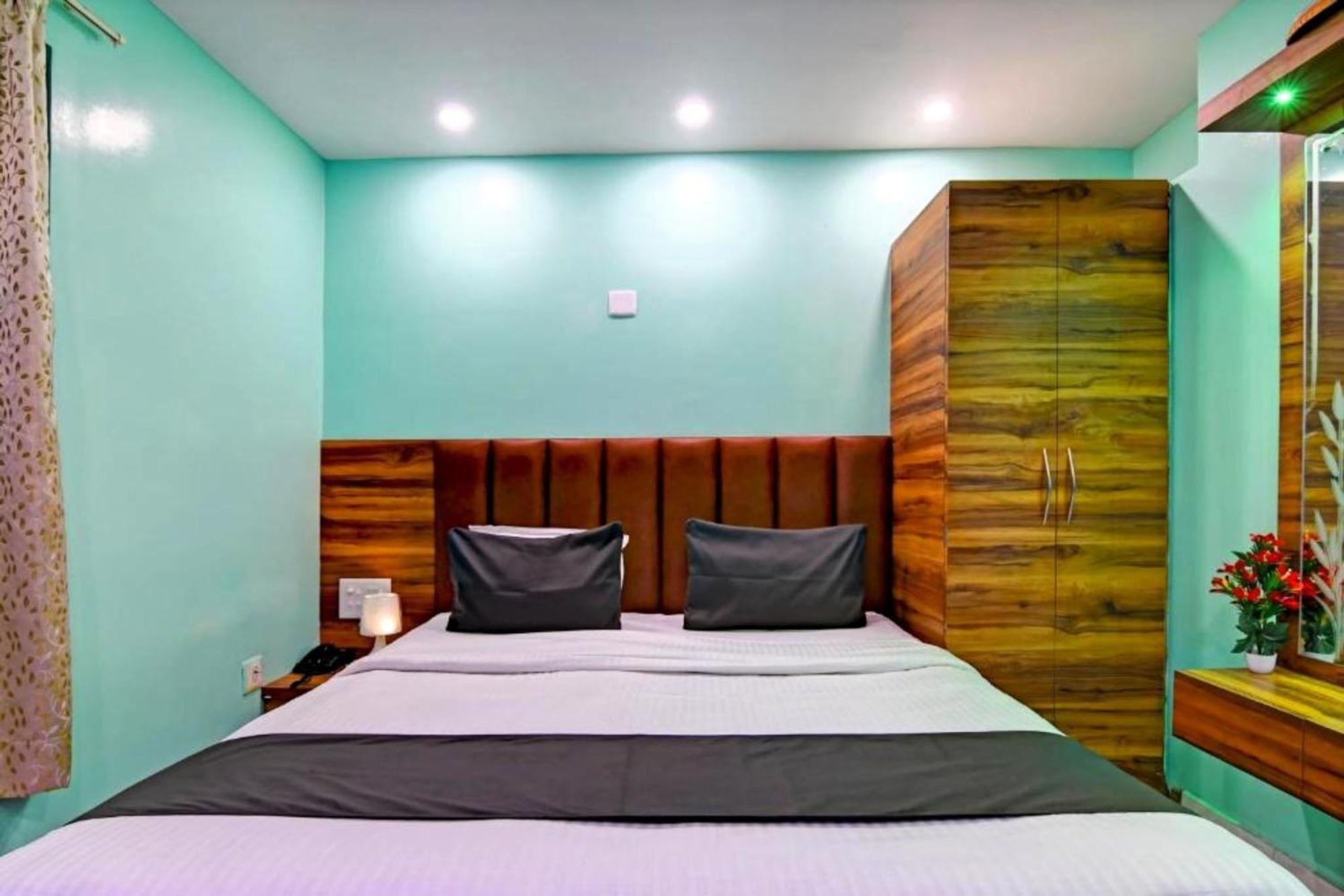 A-shray Swargadwar Near -golden-sea-beach-and Temple-with-lift-wifi-restaurant-parking Facilities-newly Decorated Room-with-prime-location