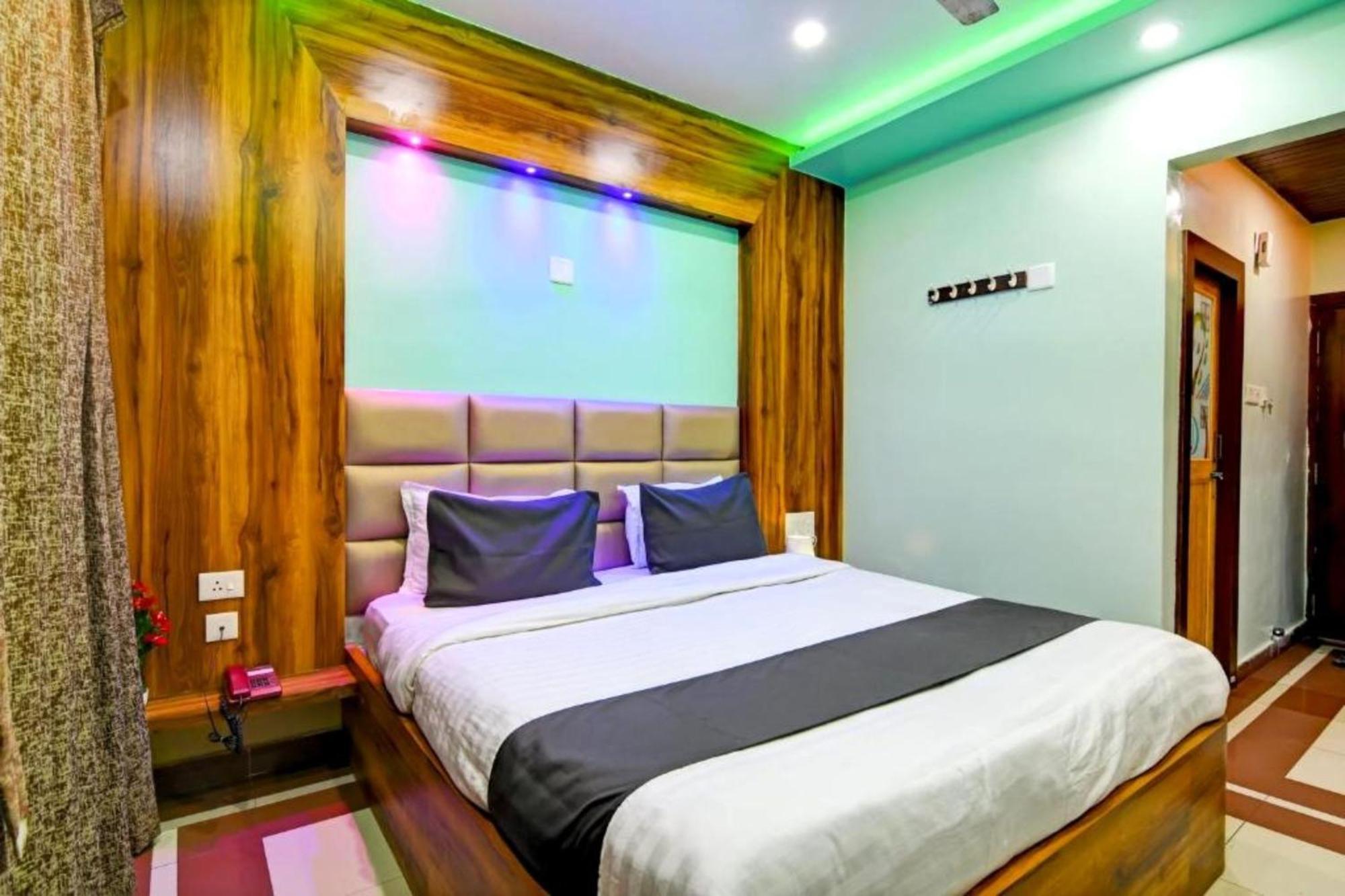 A-shray Swargadwar Near -golden-sea-beach-and Temple-with-lift-wifi-restaurant-parking Facilities-newly Decorated Room-with-prime-location Hotel